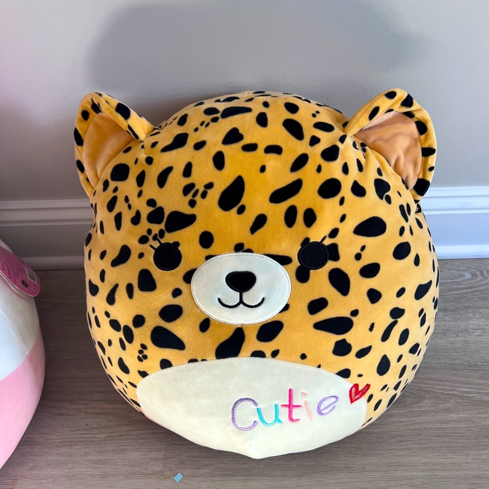16” Lexie cheetah squishamallow - as new! 

Very cute!!!